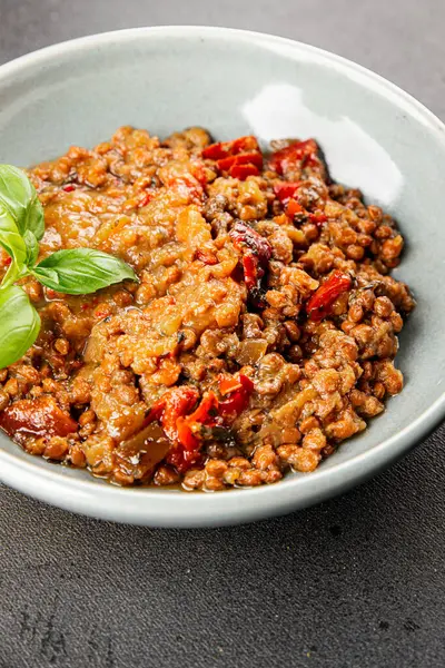 Mercimek tabağı sebzeleri ve kavrulmuş biberler lezzetli sebzeler taze vejetaryen ve vejetaryen yemek arka planı masanın üstünde rustik yiyecekler fotokopi alanı keto ve paleo diyeti