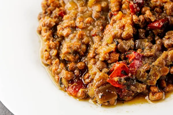 Mercimek tabağı sebzeleri ve kavrulmuş biberler lezzetli sebzeler taze vejetaryen ve vejetaryen yemek arka planı masanın üstünde rustik yiyecekler fotokopi alanı keto ve paleo diyeti