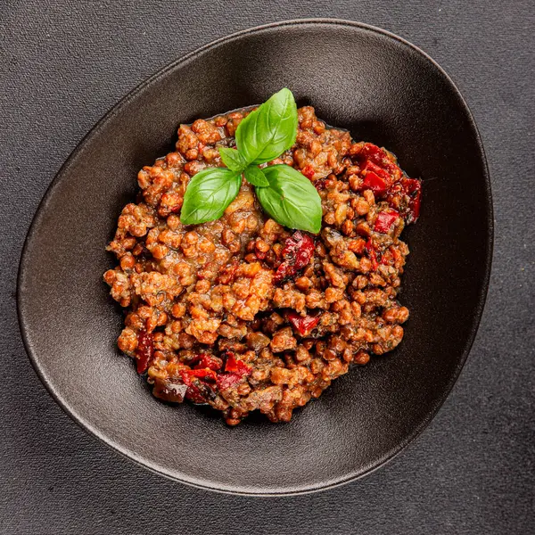 Mercimek tabağı sebzeleri ve kavrulmuş biberler lezzetli sebzeler taze vejetaryen ve vejetaryen yemek arka planı masanın üstünde rustik yiyecekler fotokopi alanı keto ve paleo diyeti