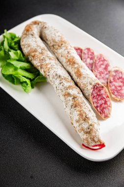 Kurutulmuş sosis domuz eti. Füme yemek. Lezzetli gurme yemek geçmişi.