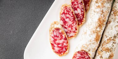 Kurutulmuş sosis domuz eti. Füme yemek. Lezzetli gurme yemek geçmişi.