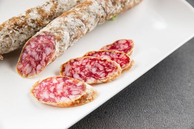 Kurutulmuş sosis domuz eti. Füme yemek. Lezzetli gurme yemek geçmişi.