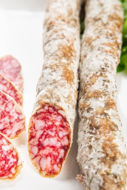 Kurutulmuş sosis domuz eti. Füme yemek. Lezzetli gurme yemek geçmişi.