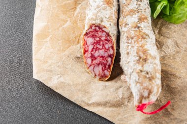 Kurutulmuş sosis domuz eti. Füme yemek. Lezzetli gurme yemek geçmişi.