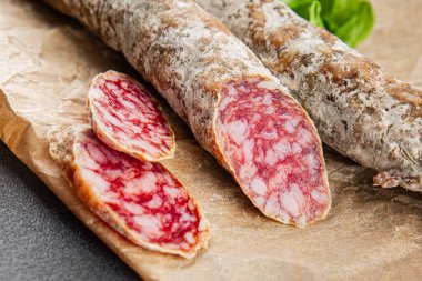 Kurutulmuş sosis domuz eti. Füme yemek. Lezzetli gurme yemek geçmişi.