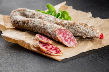 Kurutulmuş sosis domuz eti. Füme yemek. Lezzetli gurme yemek geçmişi.