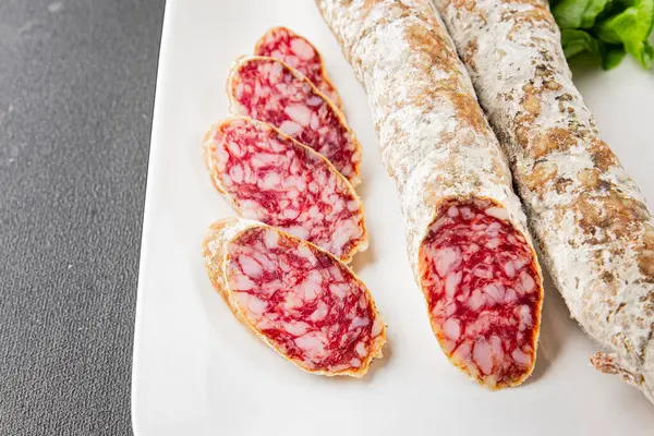 Kurutulmuş sosis domuz eti. Füme yemek. Lezzetli gurme yemek geçmişi.