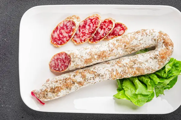 Kurutulmuş sosis domuz eti. Füme yemek. Lezzetli gurme yemek geçmişi.