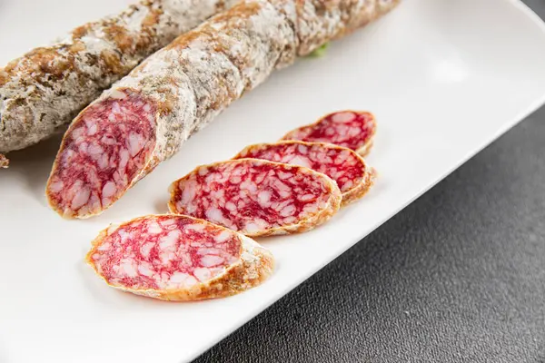 Kurutulmuş sosis domuz eti. Füme yemek. Lezzetli gurme yemek geçmişi.