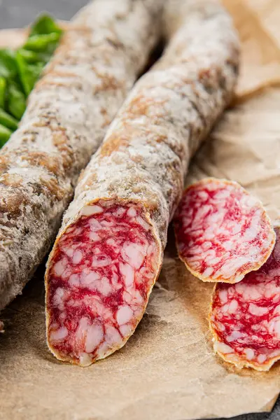 Kurutulmuş sosis domuz eti. Füme yemek. Lezzetli gurme yemek geçmişi.