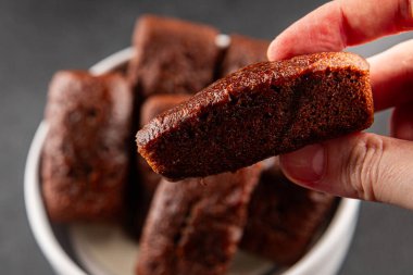 Finansal bisküvi çikolatalı kurabiye tatlı tatlı lezzetli gurme yemek arkaplanı masa rustik gıda üst görünüm fotokopi alanı