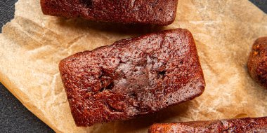 Finansal bisküvi çikolatalı kurabiye tatlı tatlı lezzetli gurme yemek arkaplanı masa rustik gıda üst görünüm fotokopi alanı