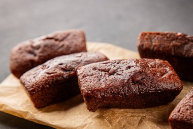 Finansal bisküvi çikolatalı kurabiye tatlı tatlı lezzetli gurme yemek arkaplanı masa rustik gıda üst görünüm fotokopi alanı