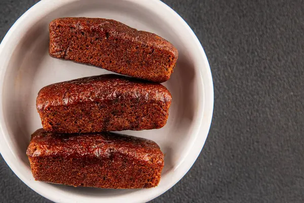 Finansal bisküvi çikolatalı kurabiye tatlı tatlı lezzetli gurme yemek arkaplanı masa rustik gıda üst görünüm fotokopi alanı