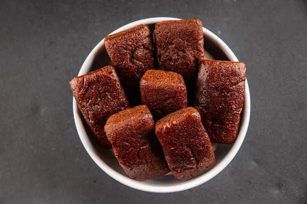 Finansal bisküvi çikolatalı kurabiye tatlı tatlı lezzetli gurme yemek arkaplanı masa rustik gıda üst görünüm fotokopi alanı