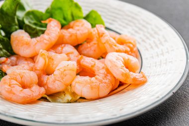 Karides salatası karidesler deniz mahsulleri taze pesseeter diyet yemek arka planı masa üzerinde rustik gıda üst görünüm fotokopi uzay keto ve paleo diyet vejetaryen gıda