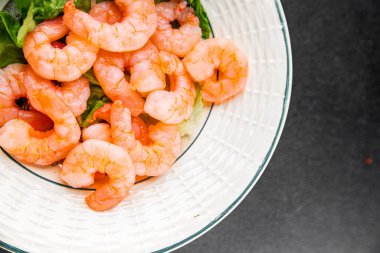 Karides salatası karidesler deniz mahsulleri taze pesseeter diyet yemek arka planı masa üzerinde rustik gıda üst görünüm fotokopi uzay keto ve paleo diyet vejetaryen gıda