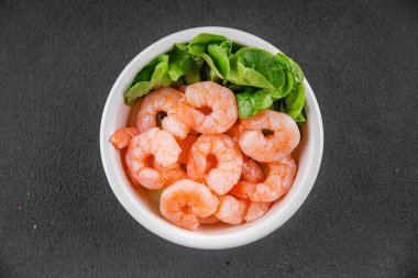 Karides salatası karidesler deniz mahsulleri taze pesseeter diyet yemek arka planı masa üzerinde rustik gıda üst görünüm fotokopi uzay keto ve paleo diyet vejetaryen gıda