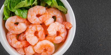 Karides salatası karidesler deniz mahsulleri taze pesseeter diyet yemek arka planı masa üzerinde rustik gıda üst görünüm fotokopi uzay keto ve paleo diyet vejetaryen gıda