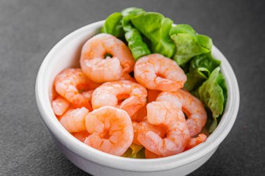 Karides salatası karidesler deniz mahsulleri taze pesseeter diyet yemek arka planı masa üzerinde rustik gıda üst görünüm fotokopi uzay keto ve paleo diyet vejetaryen gıda
