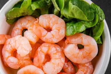 Karides salatası karidesler deniz mahsulleri taze pesseeter diyet yemek arka planı masa üzerinde rustik gıda üst görünüm fotokopi uzay keto ve paleo diyet vejetaryen gıda