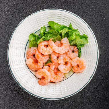 Karides salatası karidesler deniz mahsulleri taze pesseeter diyet yemek arka planı masa üzerinde rustik gıda üst görünüm fotokopi uzay keto ve paleo diyet vejetaryen gıda