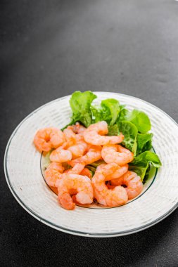 Karides salatası karidesler deniz mahsulleri taze pesseeter diyet yemek arka planı masa üzerinde rustik gıda üst görünüm fotokopi uzay keto ve paleo diyet vejetaryen gıda