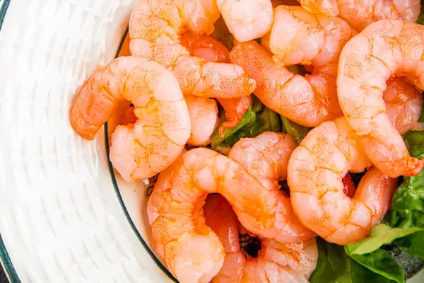 Karides salatası karidesler deniz mahsulleri taze pesseeter diyet yemek arka planı masa üzerinde rustik gıda üst görünüm fotokopi uzay keto ve paleo diyet vejetaryen gıda