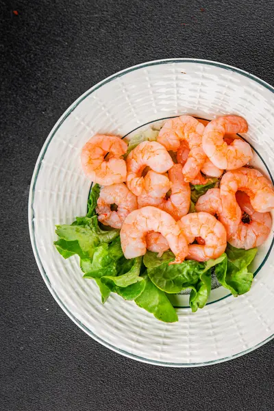 Karides salatası karidesler deniz mahsulleri taze pesseeter diyet yemek arka planı masa üzerinde rustik gıda üst görünüm fotokopi uzay keto ve paleo diyet vejetaryen gıda
