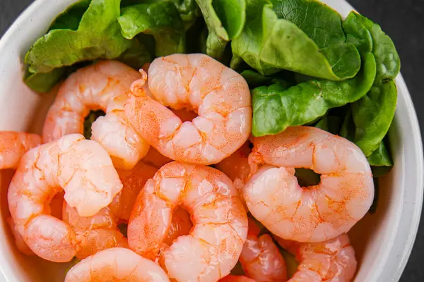 Karides salatası karidesler deniz mahsulleri taze pesseeter diyet yemek arka planı masa üzerinde rustik gıda üst görünüm fotokopi uzay keto ve paleo diyet vejetaryen gıda