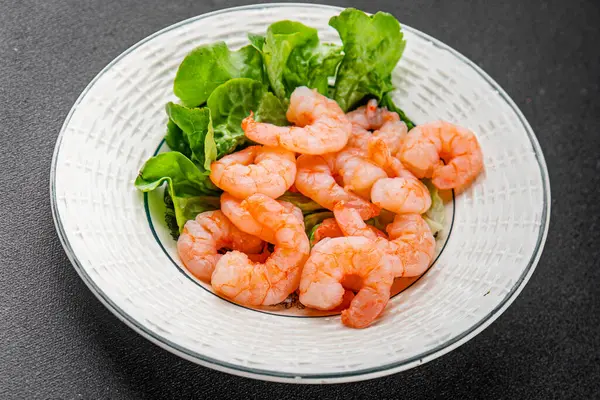 Karides salatası karidesler deniz mahsulleri taze pesseeter diyet yemek arka planı masa üzerinde rustik gıda üst görünüm fotokopi uzay keto ve paleo diyet vejetaryen gıda