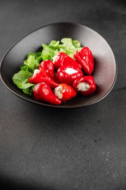 Acı biber peyniri turşuyu sebze turşusu aperatifi taze lezzetli gurme vejetaryen arkaplan masa üzerinde kırsal yemek üst görünüm fotokopi alanı keto ve paleo diyeti