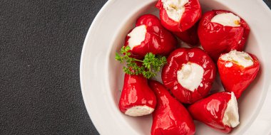 Acı biber peyniri turşuyu sebze turşusu aperatifi taze lezzetli gurme vejetaryen arkaplan masa üzerinde kırsal yemek üst görünüm fotokopi alanı keto ve paleo diyeti