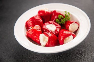 Acı biber peyniri turşuyu sebze turşusu aperatifi taze lezzetli gurme vejetaryen arkaplan masa üzerinde kırsal yemek üst görünüm fotokopi alanı keto ve paleo diyeti