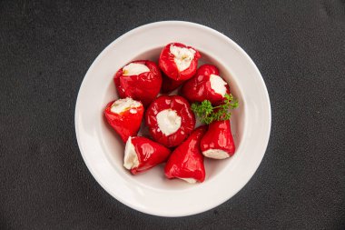 Acı biber peyniri turşuyu sebze turşusu aperatifi taze lezzetli gurme vejetaryen arkaplan masa üzerinde kırsal yemek üst görünüm fotokopi alanı keto ve paleo diyeti