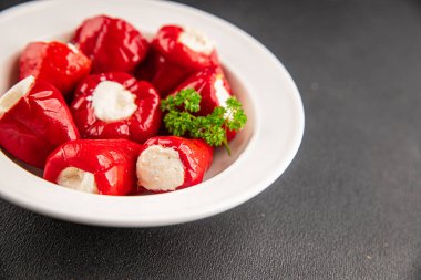 Acı biber peyniri turşuyu sebze turşusu aperatifi taze lezzetli gurme vejetaryen arkaplan masa üzerinde kırsal yemek üst görünüm fotokopi alanı keto ve paleo diyeti