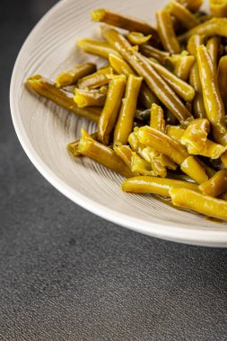 Yeşil fasulye konservesi yeşil çalı fasulyesi taze lezzetli gurme yemek arka planı masaya rustik gıda fotokopi alanı keto ve paleo diyet vegan ve vejetaryen gıda