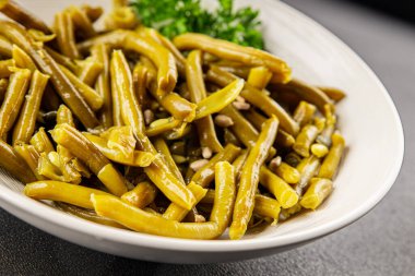 Yeşil fasulye konservesi yeşil çalı fasulyesi taze lezzetli gurme yemek arka planı masaya rustik gıda fotokopi alanı keto ve paleo diyet vegan ve vejetaryen gıda