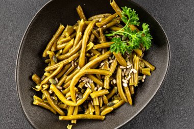 Yeşil fasulye konservesi yeşil çalı fasulyesi taze lezzetli gurme yemek arka planı masaya rustik gıda fotokopi alanı keto ve paleo diyet vegan ve vejetaryen gıda