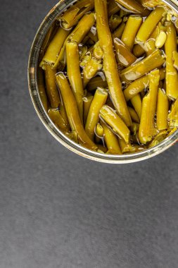 Yeşil fasulye konservesi yeşil çalı fasulyesi taze lezzetli gurme yemek arka planı masaya rustik gıda fotokopi alanı keto ve paleo diyet vegan ve vejetaryen gıda
