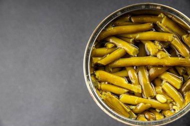 Yeşil fasulye konservesi yeşil çalı fasulyesi taze lezzetli gurme yemek arka planı masaya rustik gıda fotokopi alanı keto ve paleo diyet vegan ve vejetaryen gıda