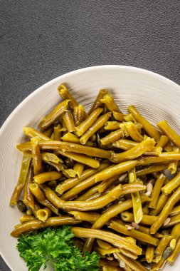 Yeşil fasulye konservesi yeşil çalı fasulyesi taze lezzetli gurme yemek arka planı masaya rustik gıda fotokopi alanı keto ve paleo diyet vegan ve vejetaryen gıda