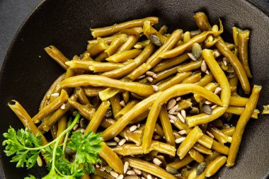 Yeşil fasulye konservesi yeşil çalı fasulyesi taze lezzetli gurme yemek arka planı masaya rustik gıda fotokopi alanı keto ve paleo diyet vegan ve vejetaryen gıda