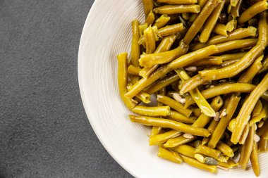 Yeşil fasulye konservesi yeşil çalı fasulyesi taze lezzetli gurme yemek arka planı masaya rustik gıda fotokopi alanı keto ve paleo diyet vegan ve vejetaryen gıda