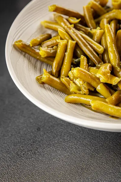 Yeşil fasulye konservesi yeşil çalı fasulyesi taze lezzetli gurme yemek arka planı masaya rustik gıda fotokopi alanı keto ve paleo diyet vegan ve vejetaryen gıda