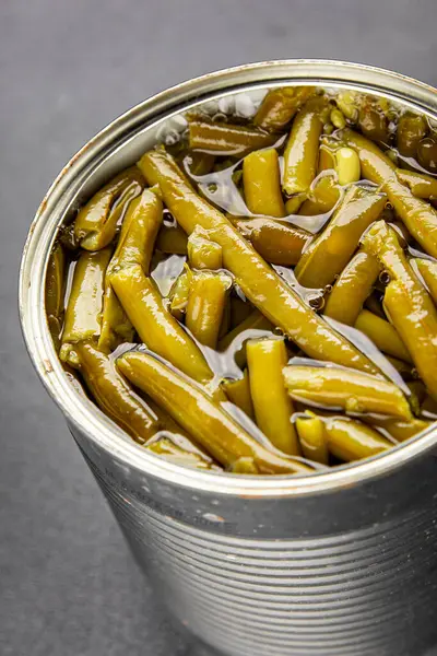 Yeşil fasulye konservesi yeşil çalı fasulyesi taze lezzetli gurme yemek arka planı masaya rustik gıda fotokopi alanı keto ve paleo diyet vegan ve vejetaryen gıda