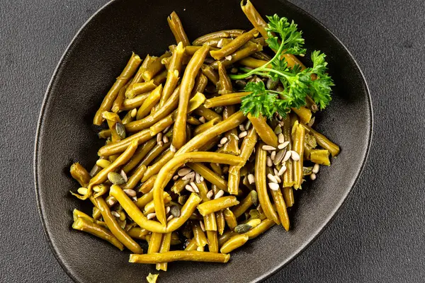 Yeşil fasulye konservesi yeşil çalı fasulyesi taze lezzetli gurme yemek arka planı masaya rustik gıda fotokopi alanı keto ve paleo diyet vegan ve vejetaryen gıda