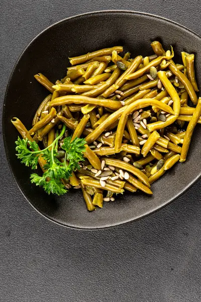 Yeşil fasulye konservesi yeşil çalı fasulyesi taze lezzetli gurme yemek arka planı masaya rustik gıda fotokopi alanı keto ve paleo diyet vegan ve vejetaryen gıda