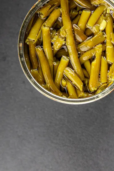 Yeşil fasulye konservesi yeşil çalı fasulyesi taze lezzetli gurme yemek arka planı masaya rustik gıda fotokopi alanı keto ve paleo diyet vegan ve vejetaryen gıda