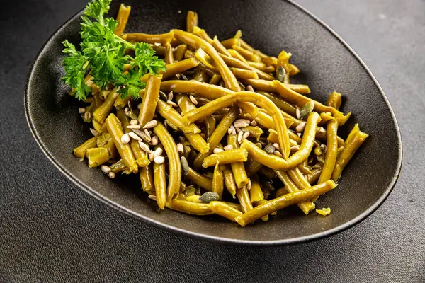 Yeşil fasulye konservesi yeşil çalı fasulyesi taze lezzetli gurme yemek arka planı masaya rustik gıda fotokopi alanı keto ve paleo diyet vegan ve vejetaryen gıda